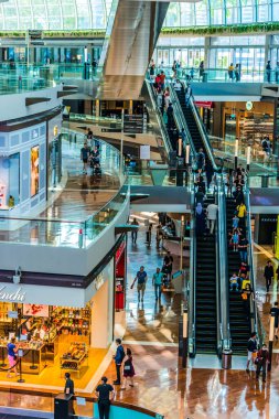 Singapur - Mar 2, 2020: Singapur 'daki Marina Bay Sands Dükkanlarının İçi