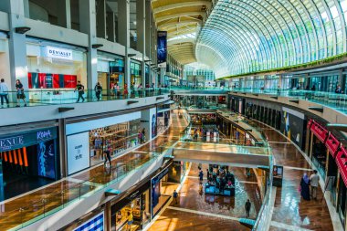 Singapur - Mar 2, 2020: Singapur 'daki Marina Bay Sands Dükkanlarının İçi