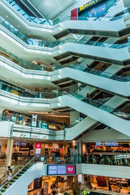 SINGAPORE - MAR 2, 2020: Singapur Orchard Yolu 'ndaki en eski alışveriş merkezlerinden biri olan Plaza Singapura' nın içi