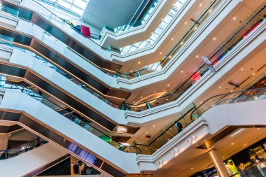 SINGAPORE - MAR 2, 2020: Singapur Orchard Yolu 'ndaki en eski alışveriş merkezlerinden biri olan Plaza Singapura' nın içi