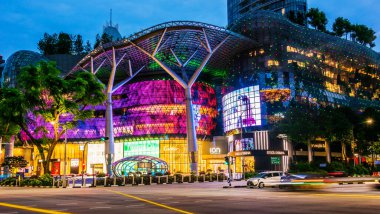 SINGAPORE - 4 MAR 2020: Singapur 'da gün batımından sonra ION Orchard alışveriş merkezi