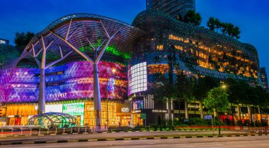 SINGAPORE - 4 MAR 2020: Singapur 'da gün batımından sonra ION Orchard alışveriş merkezi
