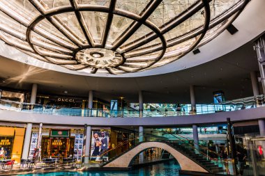 Singapur - Mar 2, 2020: Singapur 'daki Marina Bay Sands Dükkanlarının İçi