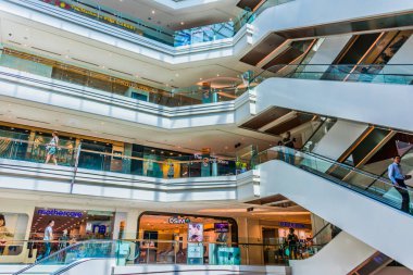 SINGAPORE - MAR 2, 2020: Singapur Orchard Yolu 'ndaki en eski alışveriş merkezlerinden biri olan Plaza Singapura' nın içi