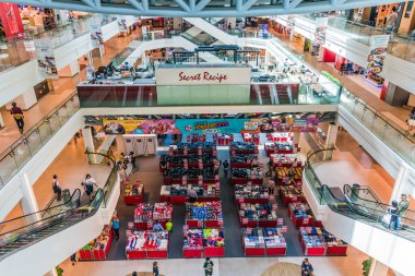 SINGAPORE - MAR 2, 2020: Singapur Orchard Yolu 'ndaki en eski alışveriş merkezlerinden biri olan Plaza Singapura' nın içi