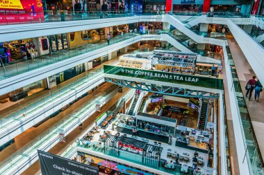 SINGAPORE - MAR 2, 2020: Singapur Orchard Yolu 'ndaki en eski alışveriş merkezlerinden biri olan Plaza Singapura' nın içi