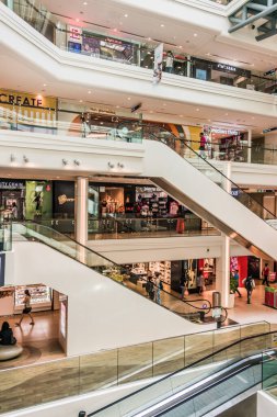 SINGAPORE - MAR 2, 2020: Singapur Orchard Yolu 'ndaki en eski alışveriş merkezlerinden biri olan Plaza Singapura' nın içi