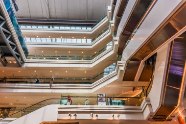 SINGAPORE - MAR 2, 2020: Singapur Orchard Yolu 'ndaki en eski alışveriş merkezlerinden biri olan Plaza Singapura' nın içi