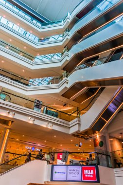 SINGAPORE - MAR 2, 2020: Singapur Orchard Yolu 'ndaki en eski alışveriş merkezlerinden biri olan Plaza Singapura' nın içi