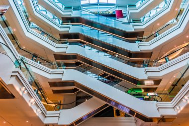 SINGAPORE - MAR 2, 2020: Singapur Orchard Yolu 'ndaki en eski alışveriş merkezlerinden biri olan Plaza Singapura' nın içi