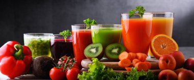 Taze organik sebze ve meyve sularıyla dolu bardaklar. Detoks diyeti