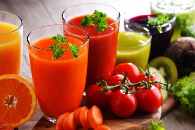 Taze organik sebze ve meyve sularıyla dolu bardaklar. Detoks diyeti