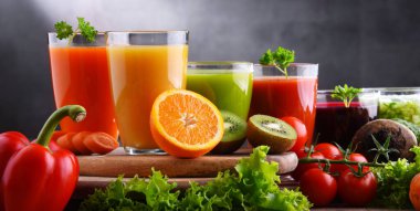 Taze organik sebze ve meyve sularıyla dolu bardaklar. Detoks diyeti