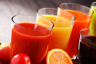 Taze organik sebze ve meyve sularıyla dolu bardaklar. Detoks diyeti