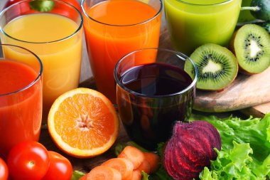 Taze organik sebze ve meyve sularıyla dolu bardaklar. Detoks diyeti