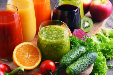 Taze organik sebze ve meyve sularıyla dolu bardaklar. Detoks diyeti