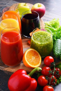 Taze organik sebze ve meyve sularıyla dolu bardaklar. Detoks diyeti