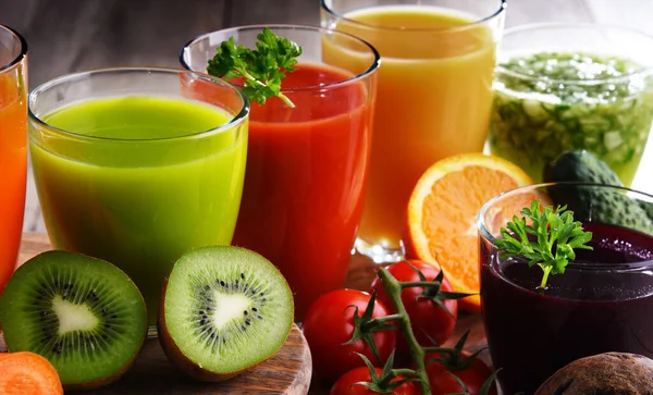 Friss Ökológiai Zöldséglevekkel Gyümölcslevekkel Ellátott Szemüveg Méregtelenítő Diéta — Stock Fotó