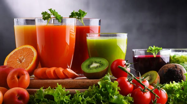 Szklanki Świeżymi Organicznymi Sokami Warzywnymi Owocowymi Dieta Odtruwająca — Zdjęcie stockowe