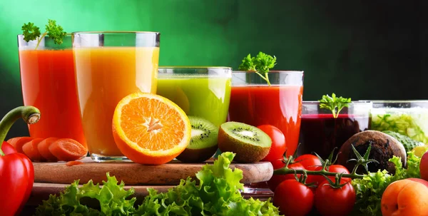 Szklanki Świeżymi Organicznymi Sokami Warzywnymi Owocowymi Dieta Odtruwająca — Zdjęcie stockowe