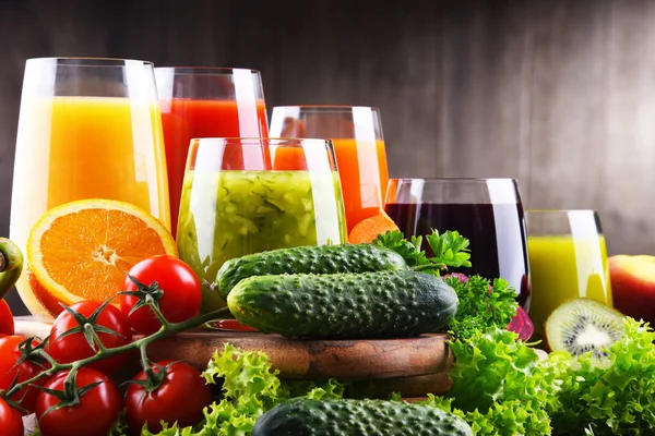 Sklenice Čerstvými Organickými Zeleninovými Ovocnými Šťávami Detoxikační Dieta — Stock fotografie