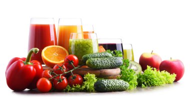 Taze organik sebze ve meyve sularıyla dolu bardaklar. Detoks diyeti