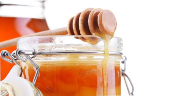 Çubukla kompozisyon ve bal kavanozu.