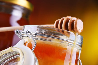 Çubukla kompozisyon ve bal kavanozu.