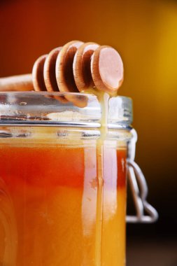 Çubukla kompozisyon ve bal kavanozu.