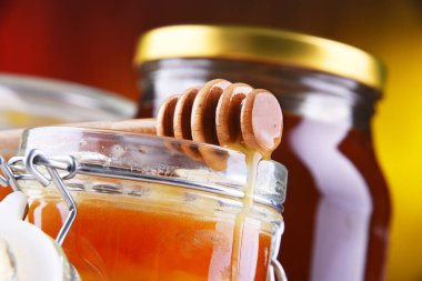 Çubukla kompozisyon ve bal kavanozu.