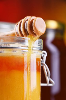 Çubukla kompozisyon ve bal kavanozu.