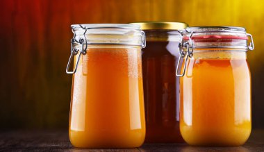 Beyaz üzerine izole edilmiş büyük bal kavanozları ile kompozisyon