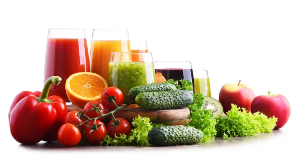 Taze organik sebze ve meyve sularıyla dolu bardaklar. Detoks diyeti