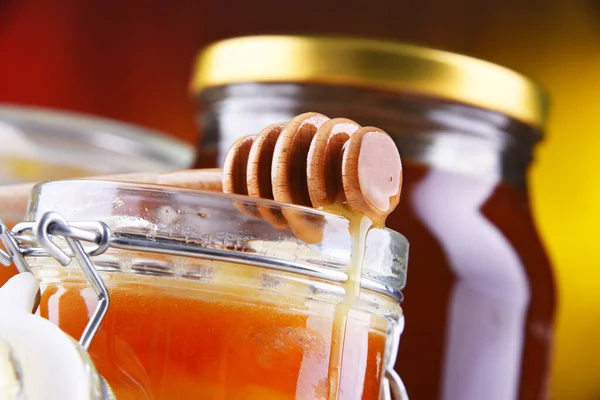 Çubukla kompozisyon ve bal kavanozu.