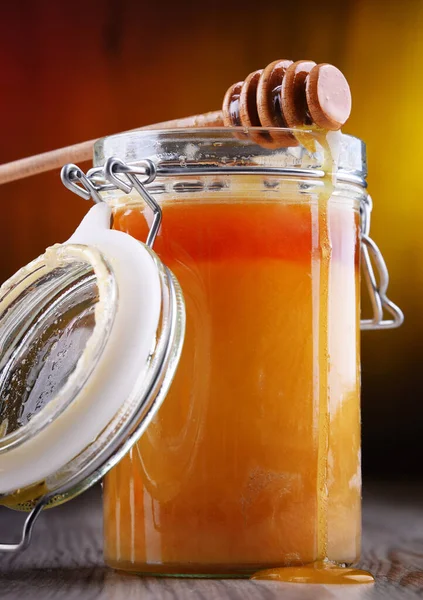 Çubukla kompozisyon ve bal kavanozu.