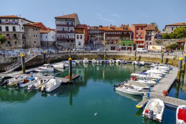Zevk tekneler limanda Llanes, Asturias, İspanya.