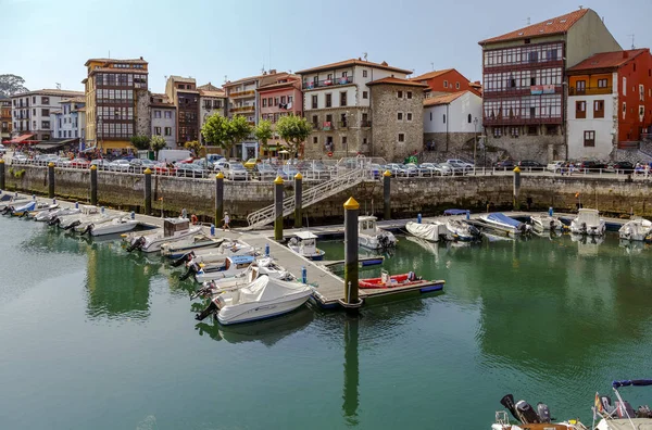 Pleziervaartuigen in de haven in Llanes, Asturias, Spanje. — Stockfoto