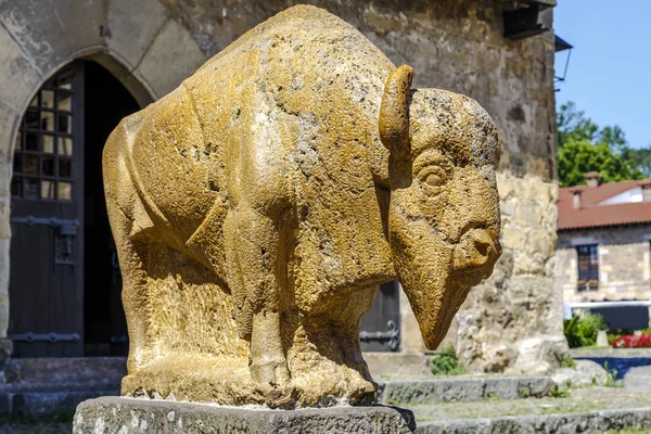 Santillana Del Mar, Španělsko sochařství Bison — Stock fotografie