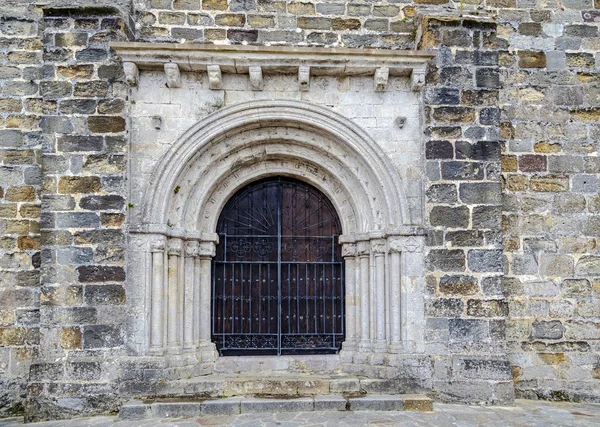 Puerta de la iglesia de San Vicente de la Barquera, España — Foto de Stock