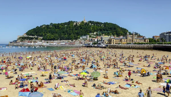 Playa de La Concha llena de gente en el mar, en San Sebastián, España — Foto de Stock
