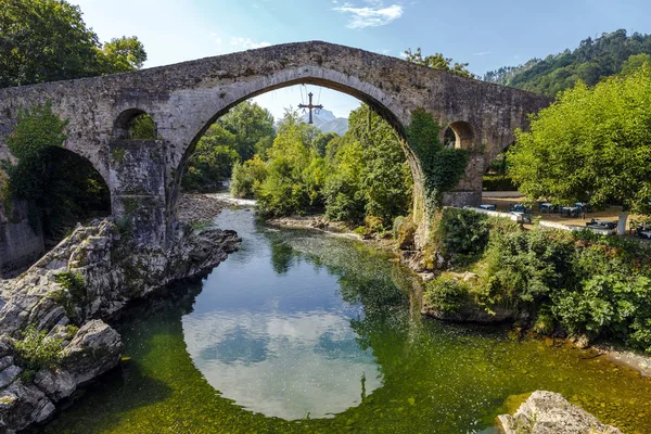 Roman stone bridge in Cangas de Onis — Stock Photo, Image