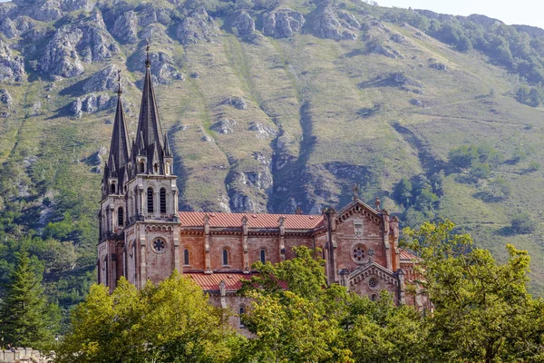 Bazylika Santa Maria la Real z Covadonga — Zdjęcie stockowe