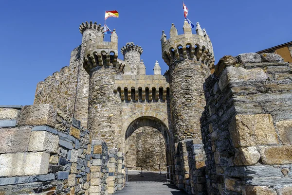 Casa o ingresso principale del castello templare a Ponferrada, Spagna — Foto Stock