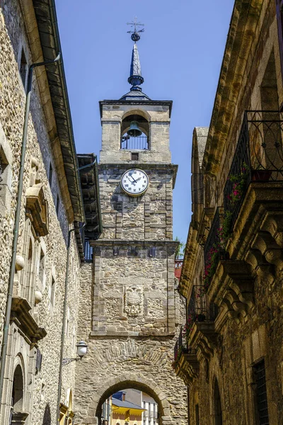 Klokkentoren ligt aan de Arco de la tijdperken, Ponferrada, Spanje — Stockfoto