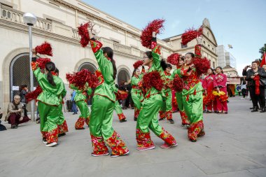 Çin yeni yılı Barcelona içinde geçit töreni.