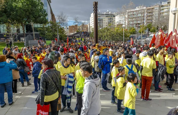 Sfilata a Barcellona del capodanno cinese . — Foto Stock