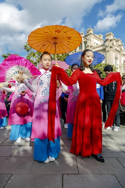 Parad i Barcelona av kinesiska nyåret. — Stockfoto