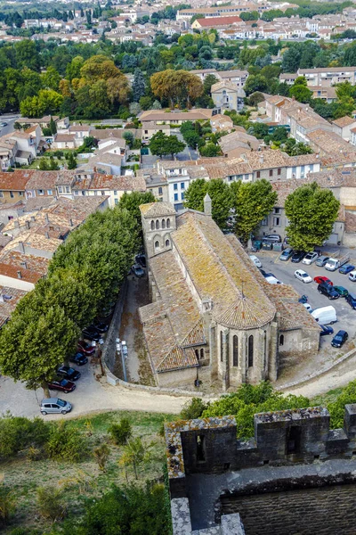 Carcassonne vista dalle mura difensive del castello, in inverno ai tetti . — Foto Stock