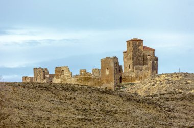 Montearagon gün batımı Huesca İspanya adlı bir kale kalıntıları