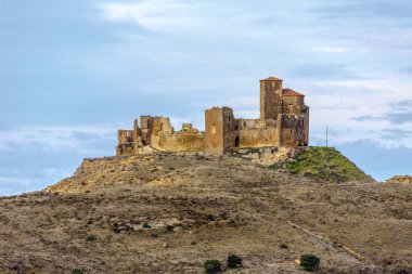 Montearagon gün batımı Huesca İspanya adlı bir kale kalıntıları